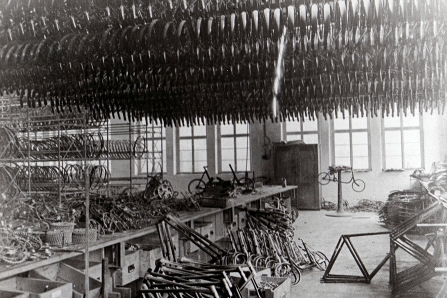 Blick in die Fahrradproduktion um 1920.jpg