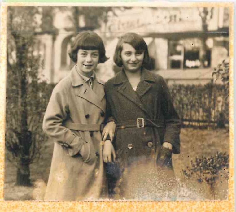Picture of Hannah Kroner together with her best friend and adopted sister Susanne Wachsner in 1930, Bayerischer Platz, Berlin-Schoeneberg